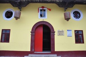 西式中门，中式风格大雀替（拍摄：红衣棒糖人/2012.2）