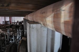支撑戏台的巨大木梁（拍摄：红衣棒糖人/2012.2）
