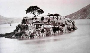 1872年英国摄影师汤姆生拍摄的长乐洋屿琴江福建水师圆山水寨