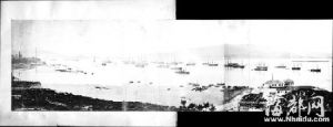 1866年英国摄影师汤姆生拍摄的：三江口水师旗营大船操练演习