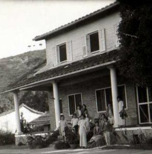 Fasten在ancestry.com 上发现老照片。约拍摄于1934年，来自一位叫“Lyda Suydam Houston” 的女传教士，她在长乐“Diongloh”待了八年。此图为她的居处陶媛楼。