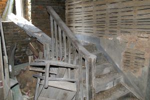 毁坏的楼梯（拍摄：nenva，2012年5月）
