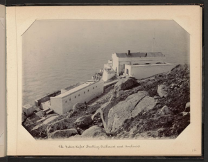 1904年落成时的守塔人员宿舍（来源：哈佛大学图书馆，http://via.lib.harvard.edu/）