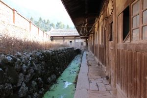 主次落后的水渠，贯穿主次落宽度