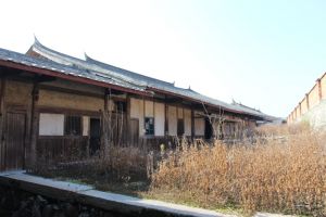 从后墙方向看主次落建筑