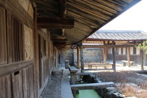 主次落间的过水渠和过雨亭