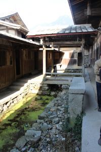 次落、三落间的过水渠和过雨亭