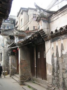 关巷内的两座毗邻的古民居大门（2006年）