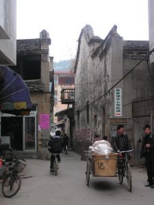 西大路一侧的关巷巷口（2006年）