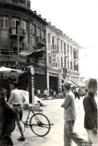 1945年拍摄的永安堂国药行（左），建筑上可见“万金油”、“永安堂商标”字样（来源：Elsworth Smith摄于1945年，Randy Smith教授提供）