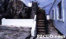 以阶梯串联办公室与助理守塔员室（台湾“文化部”文化资产局）