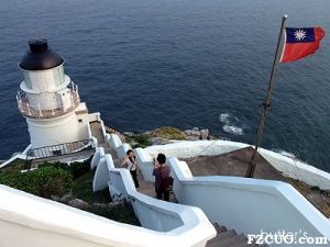 从办公厅舍向下拍摄，白色灯塔与湛蓝海洋，相互辉映。／butter摄（马祖资讯网）