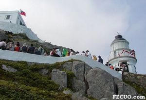 2004年东涌灯塔百年庆，人涌汹涌，争睹灯塔百年风貌。／陈其敏摄（马祖资讯网）