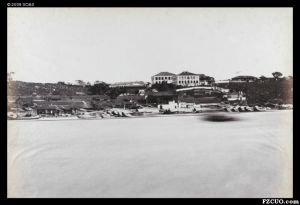 1880年从闽江向烟台山方向拍摄的照片，照片中间临江建筑即为爱国路2号（来源：布里斯托尔大学 / J.S. Oswald的照片集）