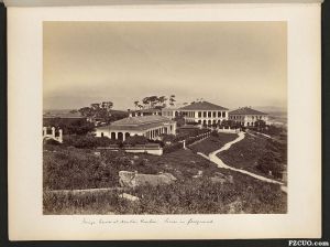 1876-1877年拍摄的本建筑,照片描述为“南台的外国人房屋,前方为坟地”(来源:哈佛大学燕京图书馆,杜德维的相册) 1876-1877年拍摄的本建筑,照片描述为“南台的外国人房屋,前方为坟地”(来源:哈佛大学燕京图书馆,杜德维的相册)