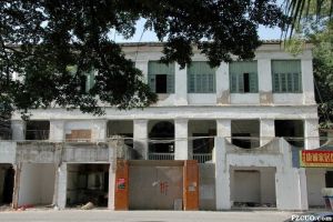 2010年拍摄的本建筑，当时已画上了“拆”记号（来源：小飞刀的刀摄于2010年）