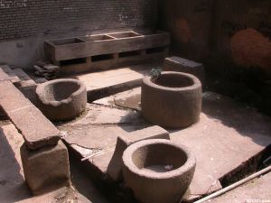 直街宋井和两个圆形石盂（celespace摄于2012年3月）