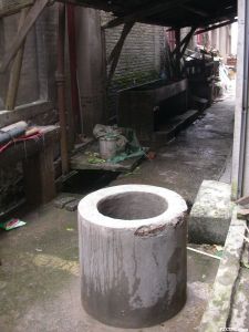 东村宋井 井圈失窃后，村民用水泥补作井圈。（2012年3月 celespace摄）