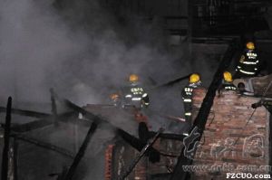 2015年2月13日晚消防官兵正在灭火 东南快报