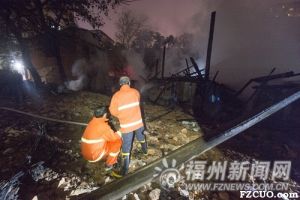 2015年2月13日义洲街道的义务消防员们正在扑灭余火 福州晚报