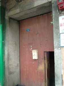 修缮前的临街石框大门（来源：邱守廉摄于2009年8月）