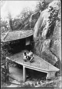 1910年左右拍摄的鼓山听水斋，原照片标注为“Kushan Monastery Tea Boat”（来源：Emily Susan Hartwell的照片集，南加州大学图书馆藏）