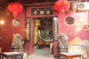 法师亭大门，现代隔墙（拍摄：秋千索 / 2015年7月）