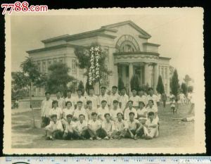 1961年拍摄的福州工人文化宫，照片注释“1961年欢送回乡参加农业生产离别留念于福州文化宫”（来源：7788.com）