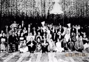 1933年佐藤明雄的父母在乐群楼（Foochow Club），参加圣诞前的假面舞会，后排左六为佐藤明雄的父亲，前排左三为他的母亲（来源：《家园》杂志，图片由佐藤明雄提供）