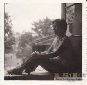 玉林山馆朝东的一间房有个西式窗台,大人小孩无不喜欢坐在上面拍照、乘凉,或做观景台,看车来人往的梅坞路。图为施宁母亲在窗台上的留影。施家1945年到1993年居于玉林山馆,是居住时间最久的住户(来源:《家园》杂志,施宁提供) 玉林山馆朝东的一间房有个西式窗台,大人小孩无不喜欢坐在上面拍照、乘凉,或做观景台,看车来人往的梅坞路。图为施宁母亲在窗台上的留影。施家1945年到1993年居于玉林山馆,是居住时间最久的住户(来源:《家园》杂志,施宁提供)
