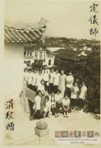冶山推测在40年代的照片，中为越壑桥，左侧为仁寿堂（徐希景收藏）