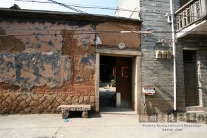 梁厝梁仁柯宅大门（严可清摄于2010年1月/仓山区文体局提供）