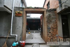 梁厝梁敬魁祖居大门（严可清摄于2010年1月/仓山区文体局提供）