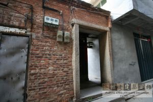 梁厝梁春生宅大门（严可清摄于2010年1月/仓山区文体局提供）