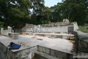 狮山林斯琛墓墓埕（从南到北）（来源：严可清摄于2009年6月）