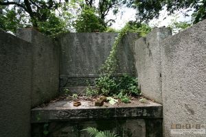 湖边齐鲲墓墓碑与供台（从南到北）（来源：严可清摄于2009年6月）