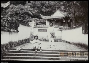 1910-1920年左右拍摄的鼓山“入佛境界”题刻及登山第七亭——驻锡亭（来源：高士威的相册，布里斯托尔大学藏）