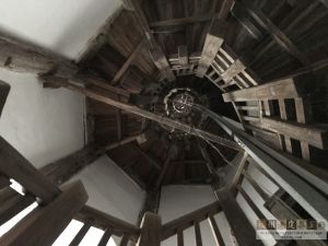白塔内部。塔内楼梯为木制，呈螺旋上升，沿壁边折上，层间未设地板。（摄影：小车 2019年1月摄）