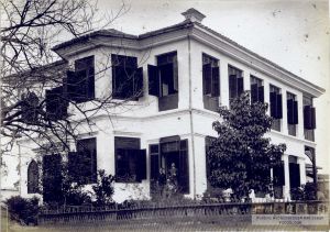 从院内看建筑东南角(John C. Oswald's photo-album, volume 6, Special Collections, SOAS Library)