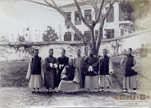 裕昌洋行中国职员合影，背景为本建筑东北侧，约摄于1(John C. Oswald's photo-album, volume 6, Special Collections, SOAS Library)