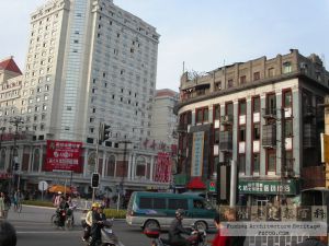 从西向东拍摄的大桥头中国国货公司旧址（来源：林轶南摄于2003年3月）