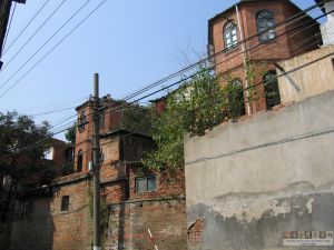 积雪山馆正面两端有各有一个对称的突出部（拍摄：ABC/2004.10）