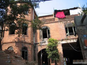 从已拆除一半的入口看建筑正立面（拍摄：ABC/2004.10）