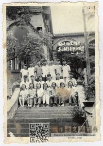 1960年8月1日，福建师院附中高三辅导员毕业留影于寻珍楼前（来源：林轶南收藏）.jpg