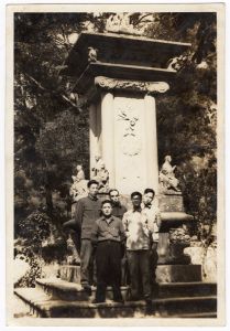 1966年12月，青芝山林森藏骨塔前留影（来源：林轶南收藏）