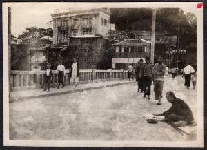 1930年左右，从江南桥向仓前山桥头拍摄的照片。照片中左侧高楼为观井路元昌绸缎庄（来源：范哲明 P. P. Wiant家族相册，范约翰 Allen J. Wiant提供）