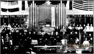 美部会庆祝在福州开展传教事业七十周年(1917)庆祝会。图中正中为省长李厚基,左边是圣公会传教士罗为霖,右边分别是时任美国驻福州领事潘世恩和美部会传教士明恩溥。 美部会庆祝在福州开展传教事业七十周年(1917)庆祝会。图中正中为省长李厚基,左边是圣公会传教士罗为霖,右边分别是时任美国驻福州领事潘世恩和美部会传教士明恩溥。