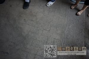 复园里6号门厅前水泥、石材拼配的地面铺装，水泥地面有十字形图案装饰（来源：林轶南摄于2020年6月27日）