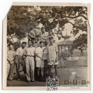 一群青年在西湖公园八角亭前合影，可能摄于1970年代（来源：林轶南收藏）