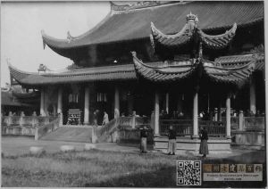 大成殿及殿前的亭子（已毁），约摄于20世纪初（来源：UMC Digital Galleries）